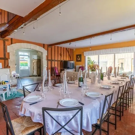 Les Oiseaux_a Avec Piscine Chauffee Holiday home